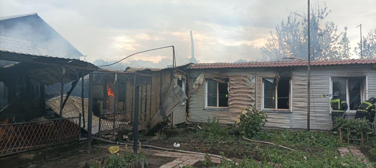 Фото В Новосибирске пожарные эвакуировали мужчину из горящего дома 4